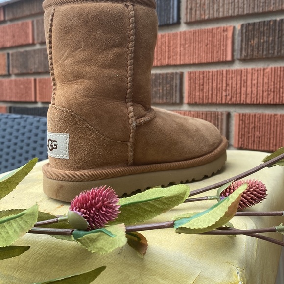 UGG Boots for Kids - Picture 2 of 10